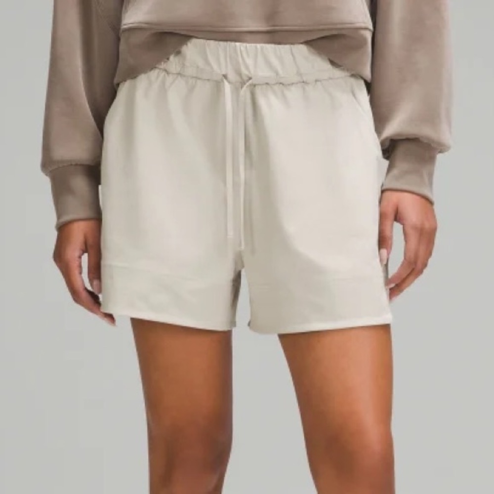 lululemon Cinchable Waist High-Rise Woven Short 3.5 inch Size Small